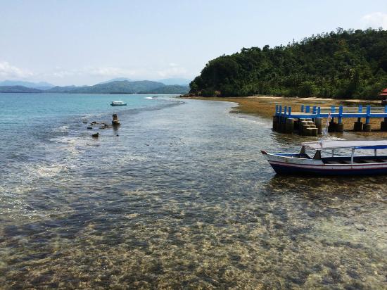 Pantai dan perahu di kawasan Carocok